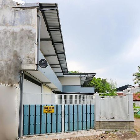 Oyo 3187 Kost Putri Bu Chris Hotel Jembel Екстериор снимка