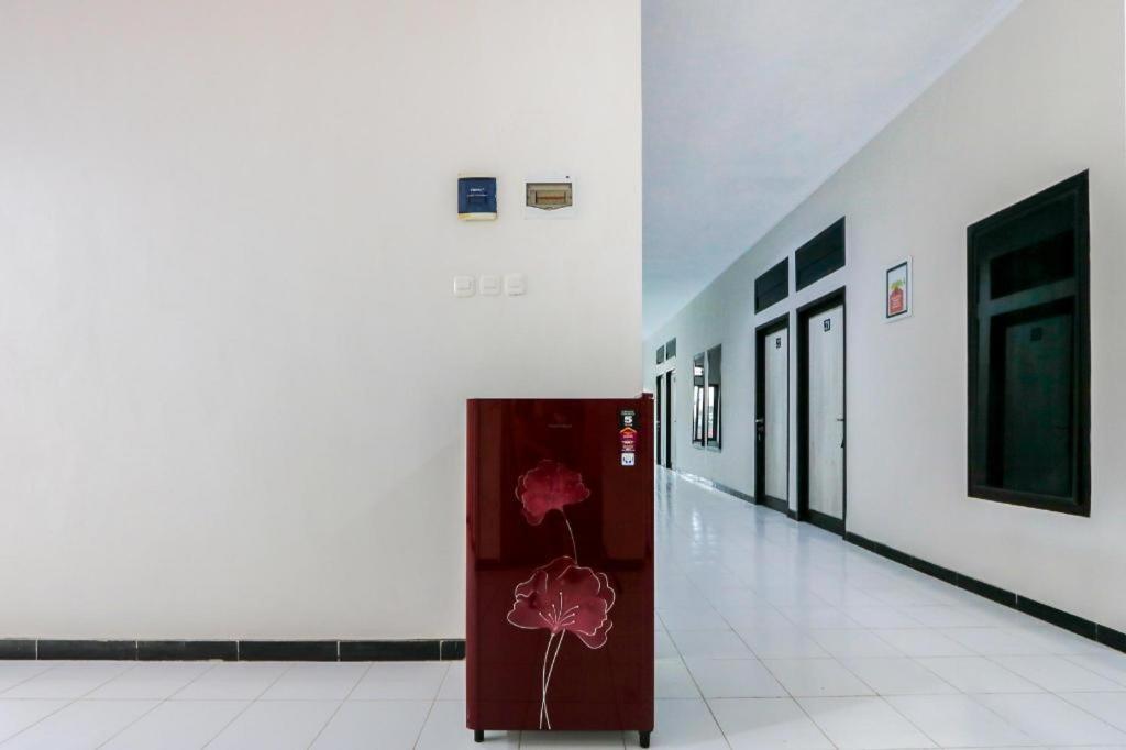 Oyo 3187 Kost Putri Bu Chris Hotel Jembel Екстериор снимка