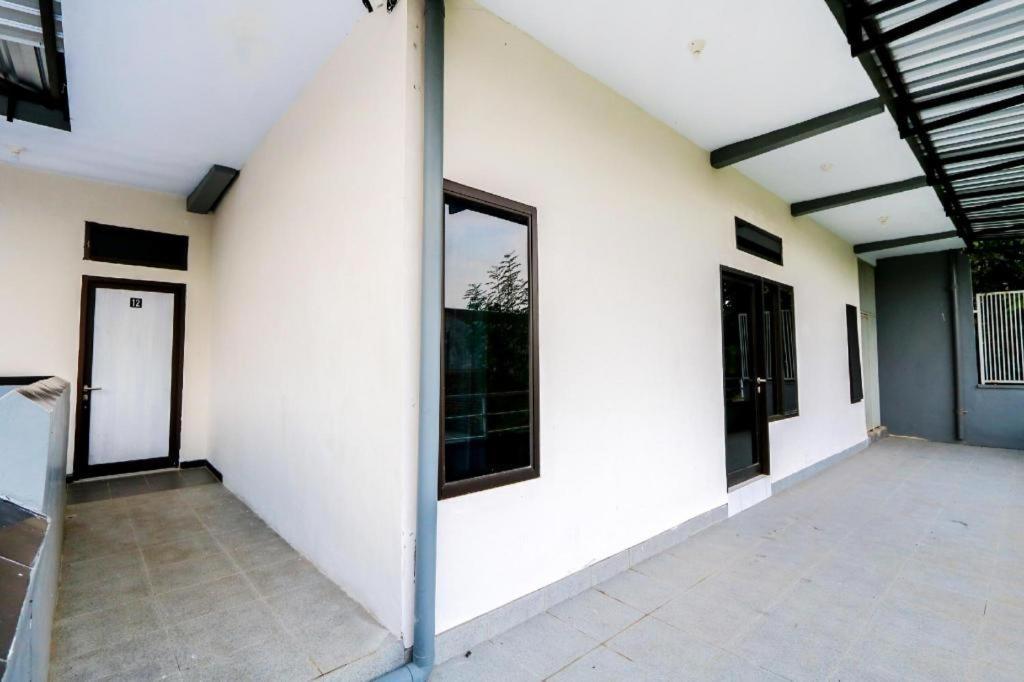 Oyo 3187 Kost Putri Bu Chris Hotel Jembel Екстериор снимка