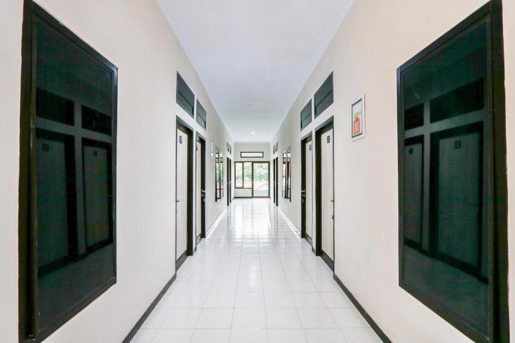 Oyo 3187 Kost Putri Bu Chris Hotel Jembel Екстериор снимка