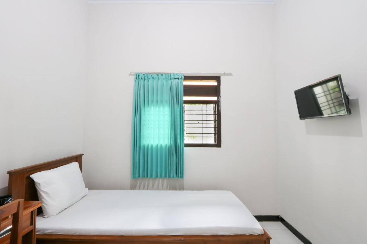 Oyo 3187 Kost Putri Bu Chris Hotel Jembel Екстериор снимка