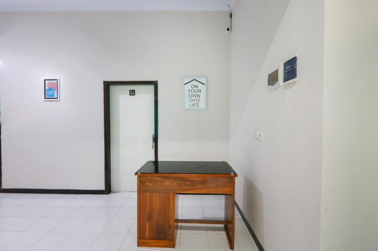 Oyo 3187 Kost Putri Bu Chris Hotel Jembel Екстериор снимка