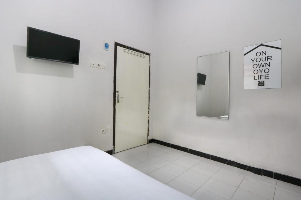 Oyo 3187 Kost Putri Bu Chris Hotel Jembel Екстериор снимка