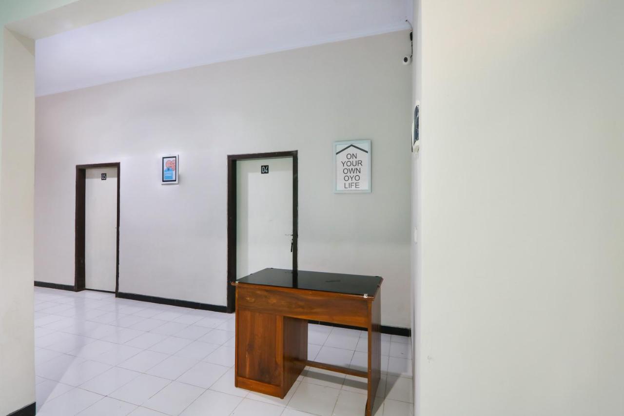 Oyo 3187 Kost Putri Bu Chris Hotel Jembel Екстериор снимка
