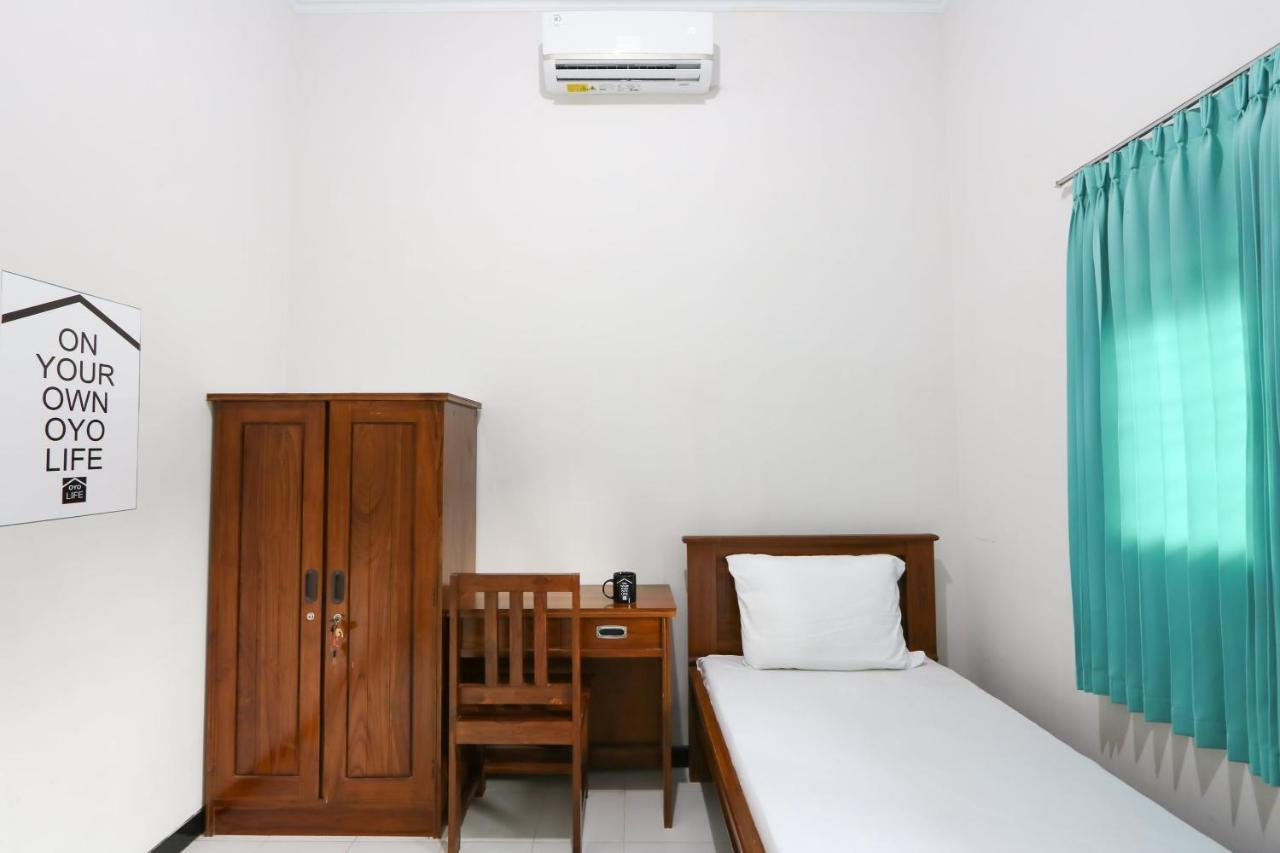 Oyo 3187 Kost Putri Bu Chris Hotel Jembel Екстериор снимка